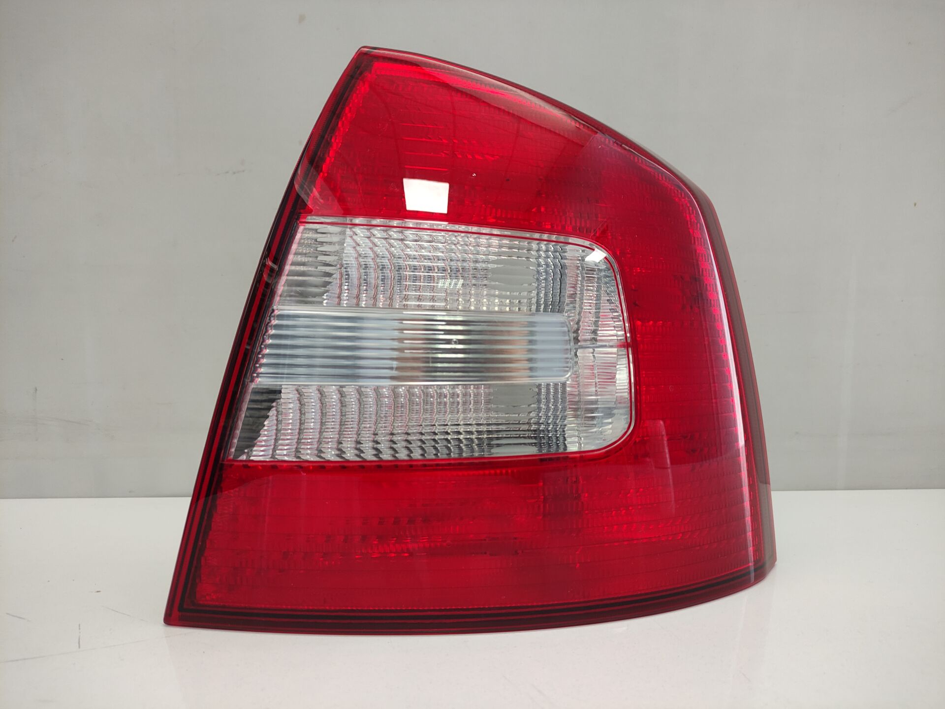 ORJİNAL SKODA STOP LAMBASI SAĞ ARKA LEDLİ 1Z5945112 SKODA OCTAVIA 2009-2013