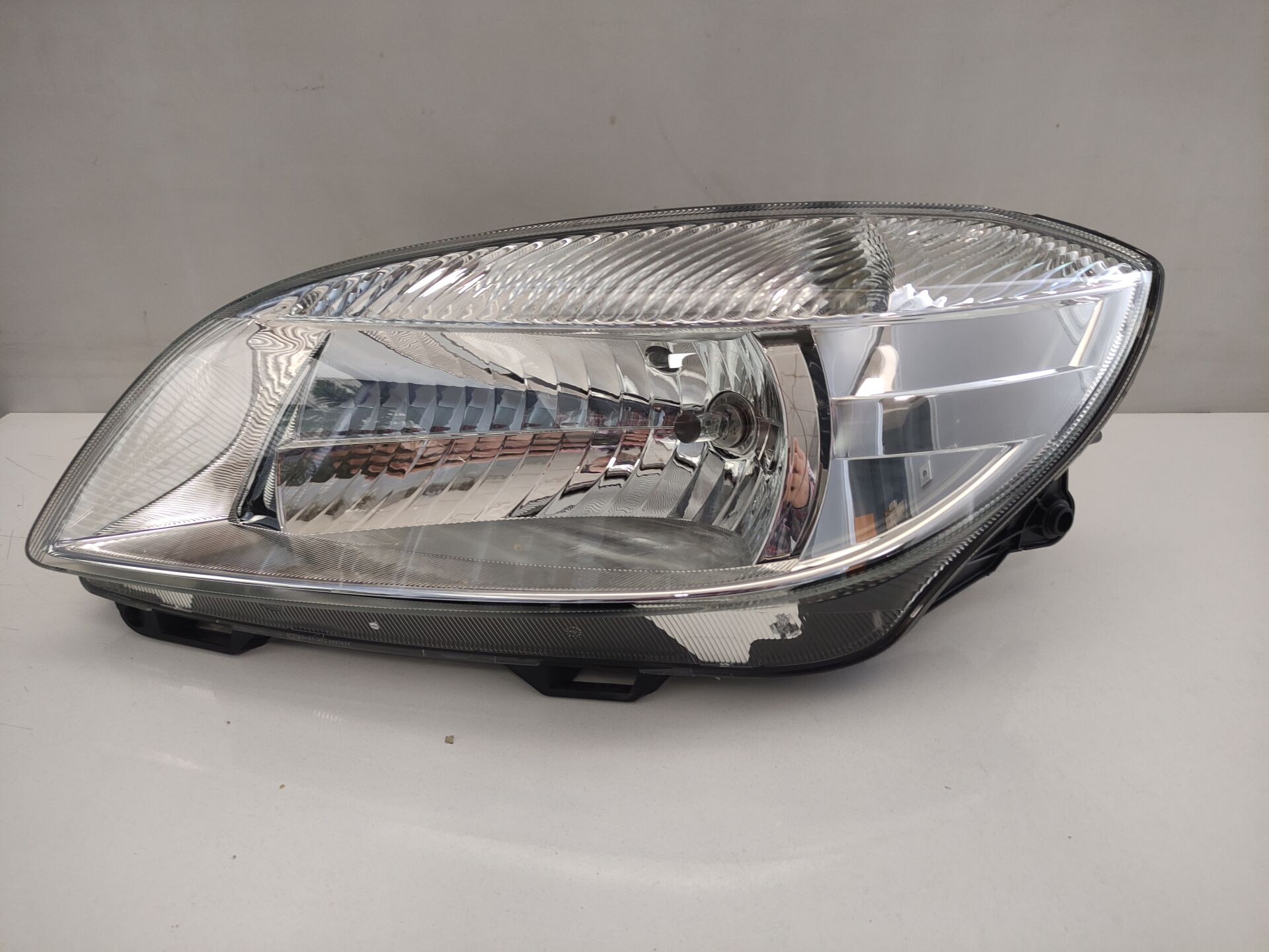 ORJİNAL SKODA FAR SOL 5J1941017  SKODA FABIA-ROOMSTER 07-10 FAR ELEKTRIK MOTORLU