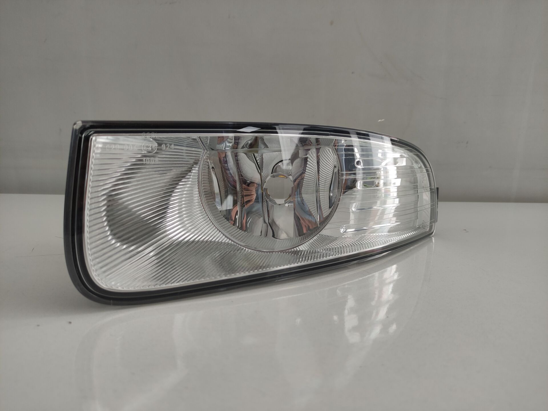 ORJİNAL SKODA SİS FARI BEYAZ SOL 3T0941701 SÜPERB 2012-2015