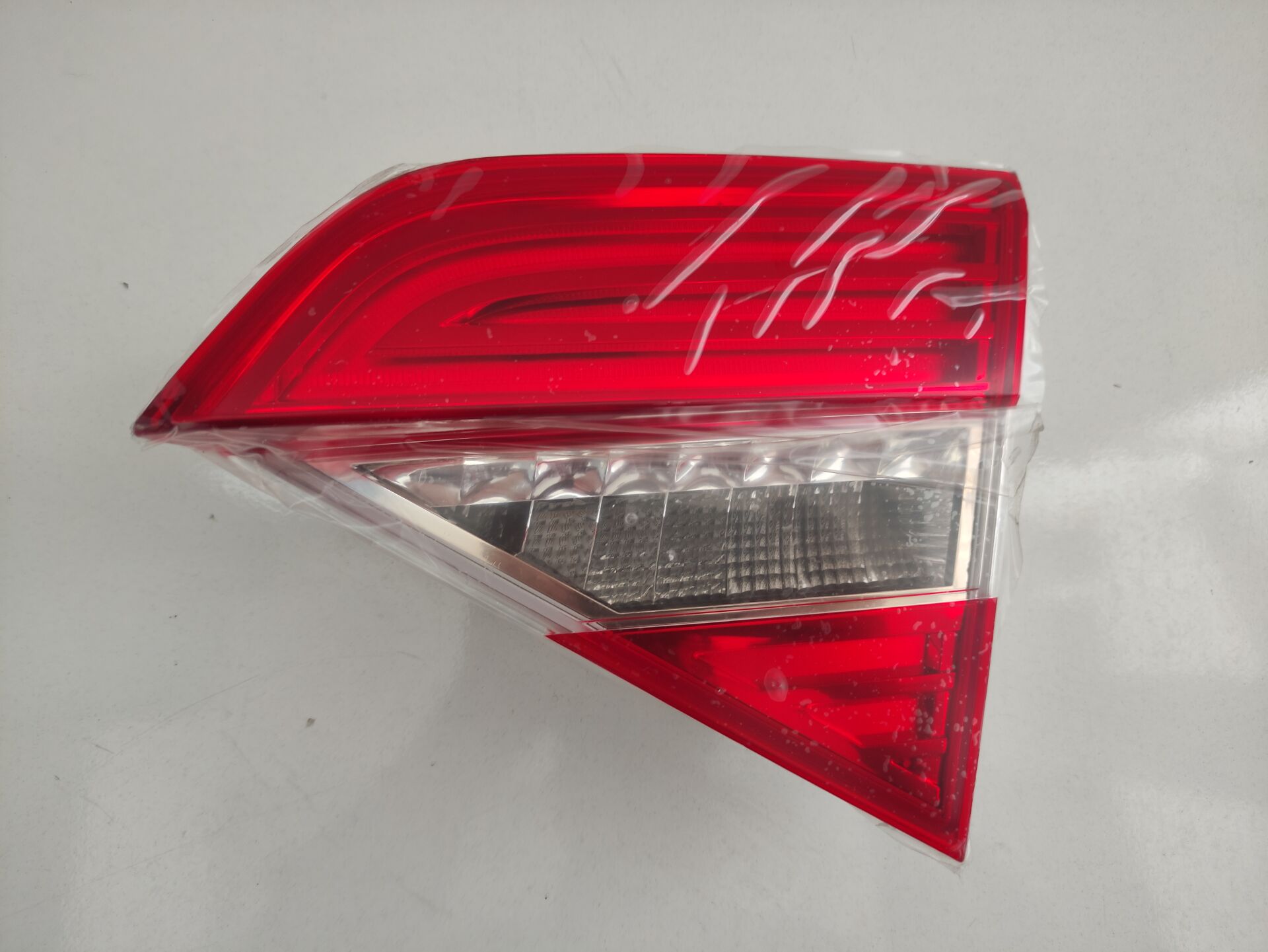 ORJİNAL SKODA STOP SAĞ İÇ LED’Lİ 3T5945094A SKODA SÜPERB 2013-2015
